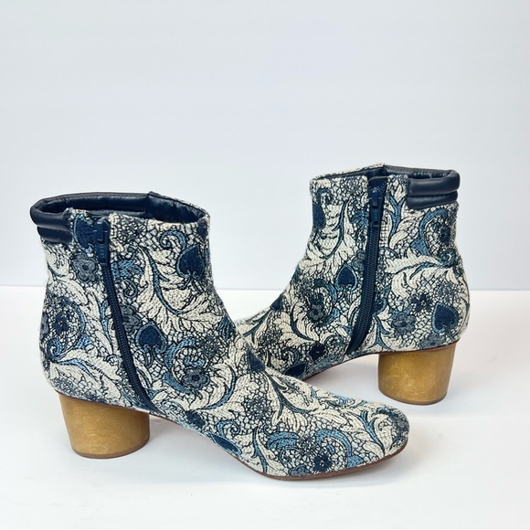 Bernardo Blue Floral Ankle Boots with Gold Heel Size 10M - Picture 9 of 9